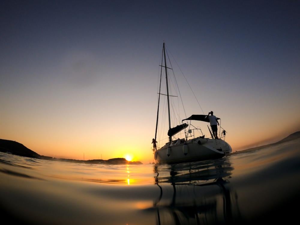 Aperitivo in barca a vela al tramonto